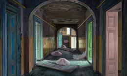 Aris Kalaizis, Haus ohne Menschen | Öl auf Holz | 41 x 62 cm | 2008